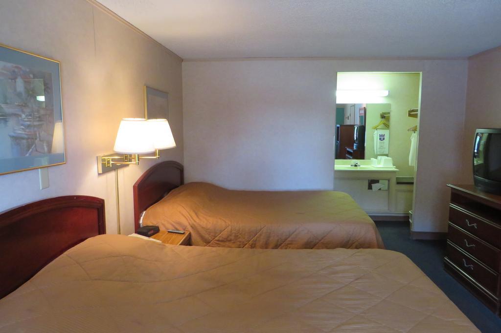 Knights Inn Canton Quarto foto
